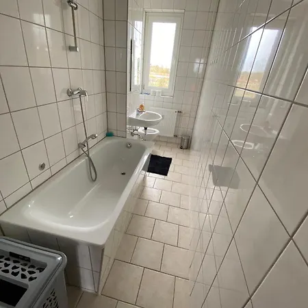 80 Qm Drei Schlafzimmer Und Wohnzimmer Monteurhandwerkerwohnung Apartment *